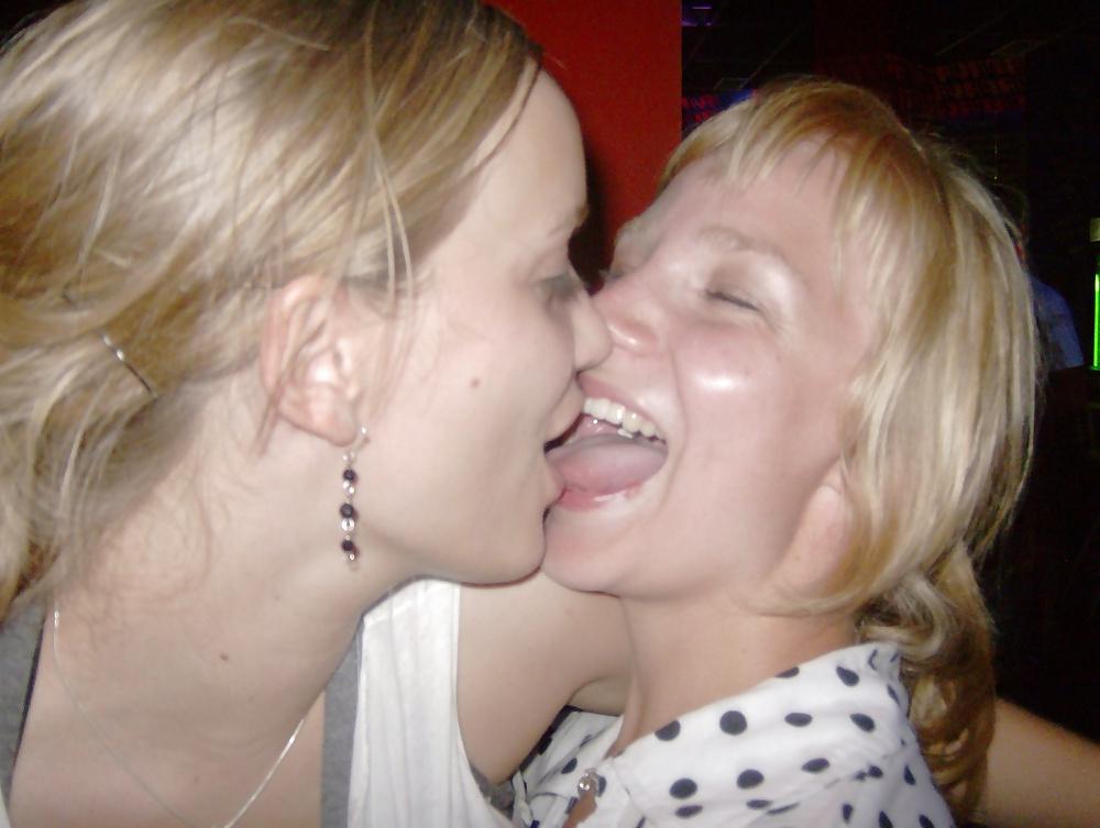 25P Girls Kissing Girls 12