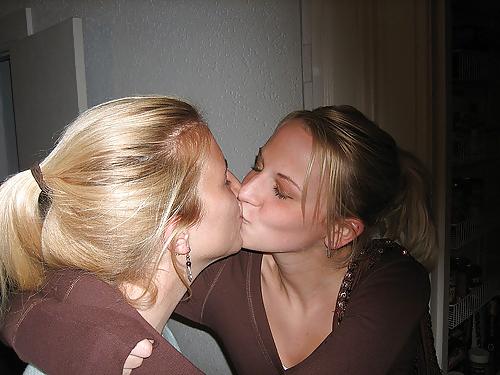 25P Girls Kissing Girls 12