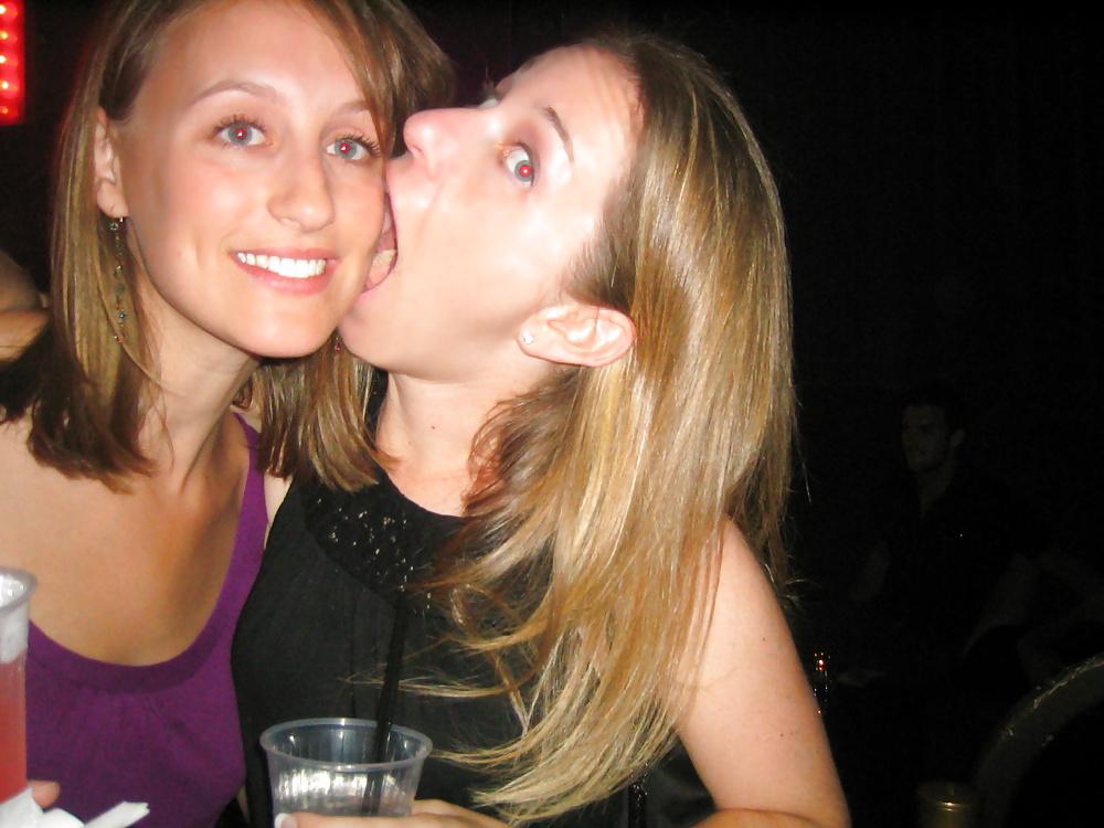 25P Girls Kissing Girls 12