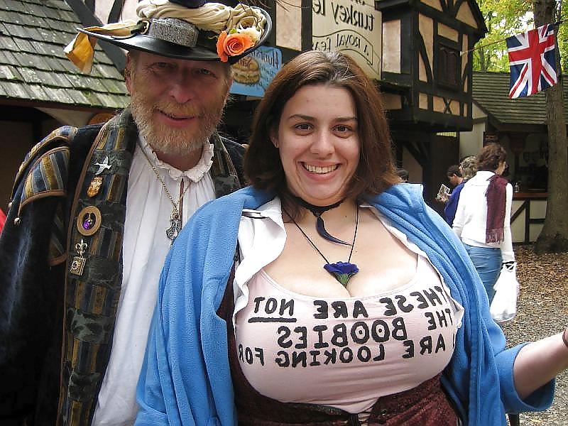 25P Huge Cleavage and Downblouse 