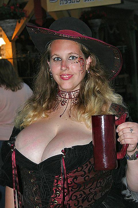 25P Huge Cleavage and Downblouse 