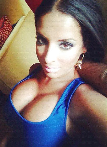 21P Deep Cleavage - Tehmeena Afzal