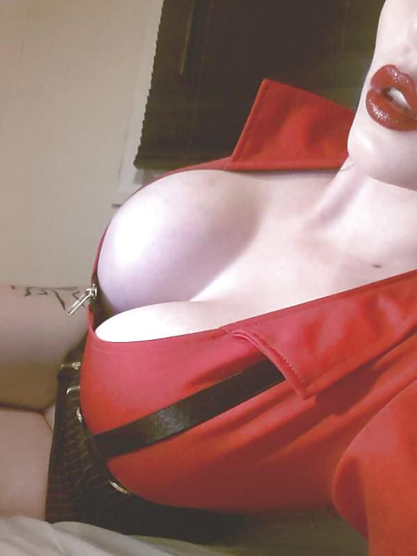 20P Deep Cleavage 10