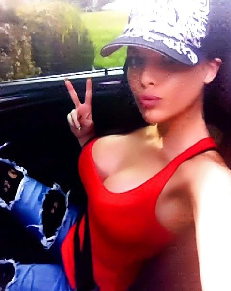 20P Deep Cleavage 10