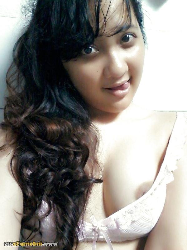 7P Hijab indonesian girl naked in shower