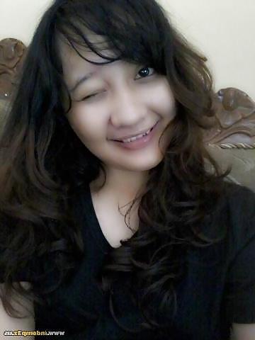 7P Hijab indonesian girl naked in shower
