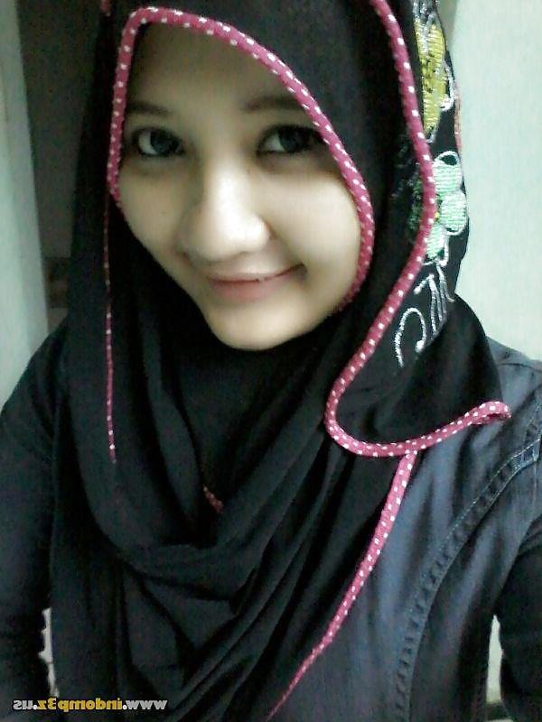 7P Hijab indonesian girl naked in shower