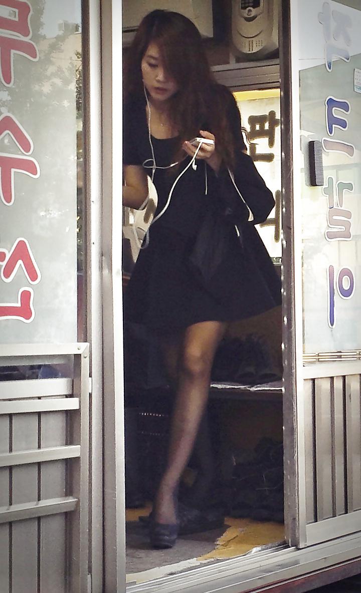 25P Beautiful korean women in public