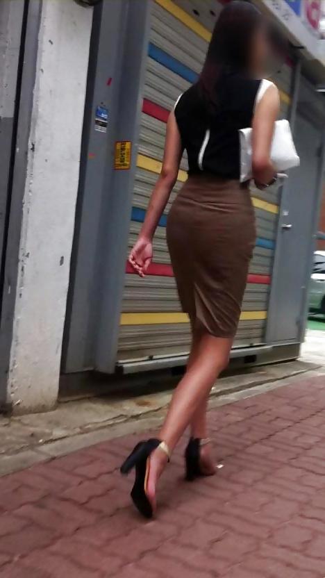 25P Beautiful korean women in public