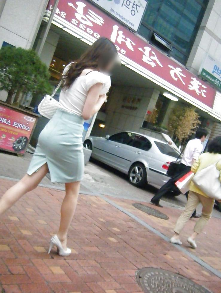 25P Beautiful korean women in public