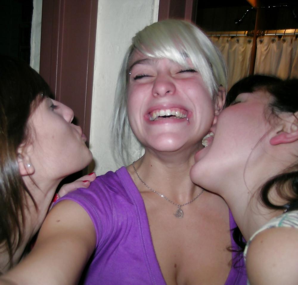25P Girls Kissing Girls 9