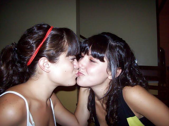 25P Girls Kissing Girls 9