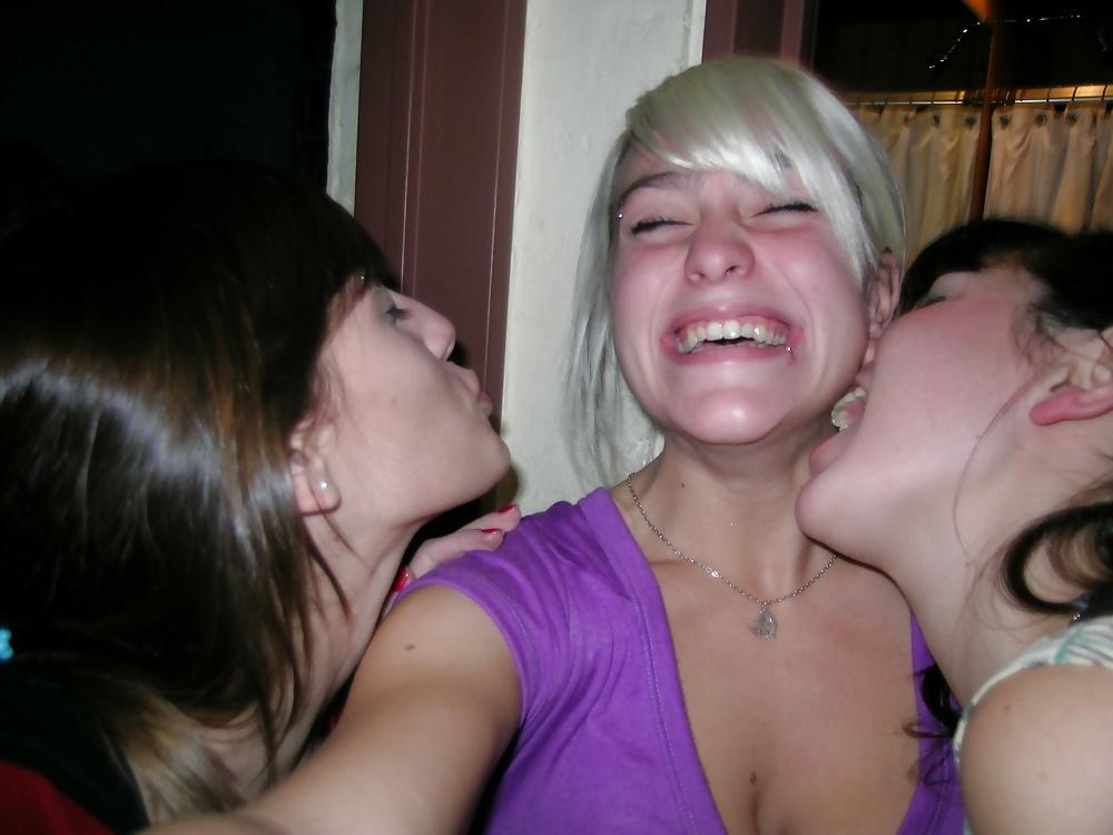 25P Girls Kissing Girls 9