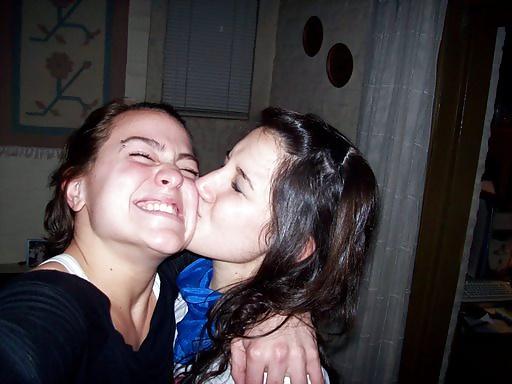 25P Girls Kissing Girls 9