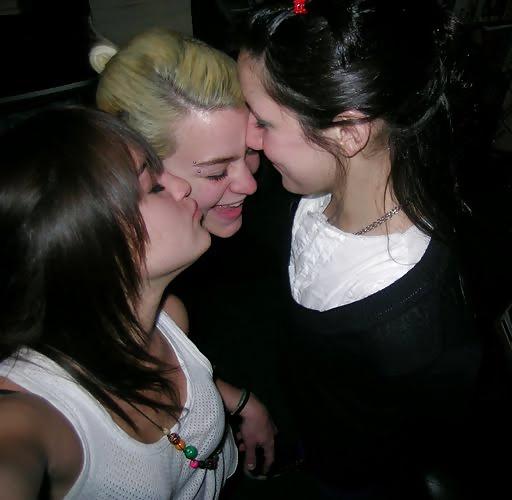 25P Girls Kissing Girls 9