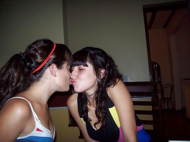 25P Girls Kissing Girls 9