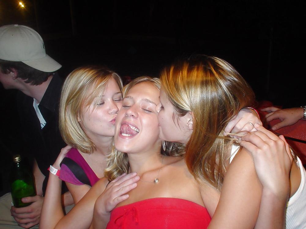 25P Girls Kissing Girls 9