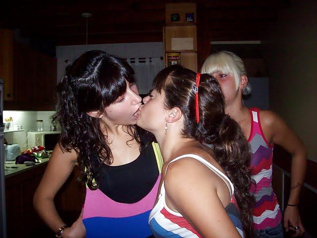 25P Girls Kissing Girls 9