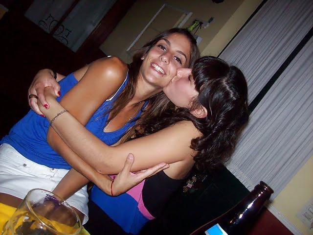 25P Girls Kissing Girls 9