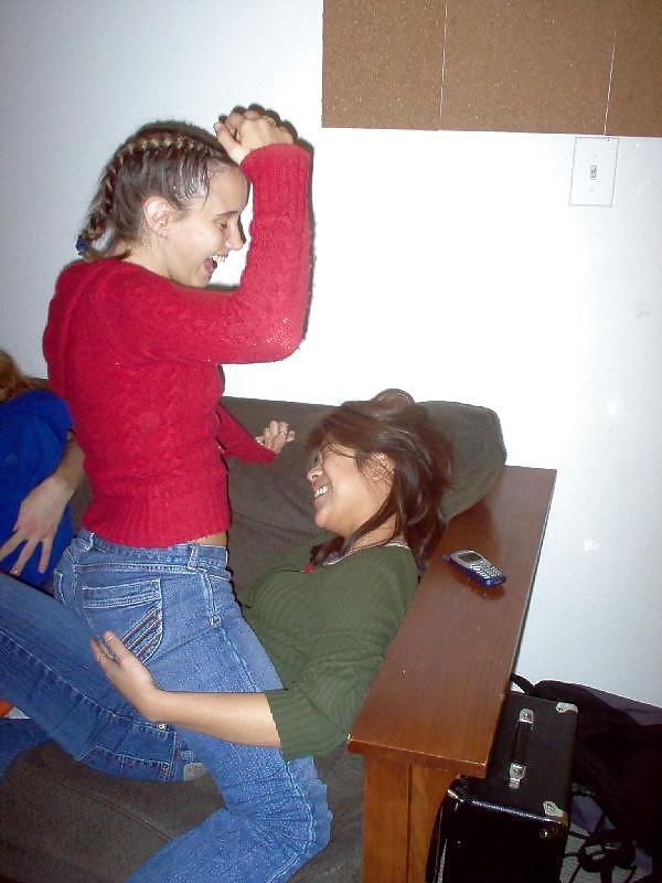 25P Girls Kissing Girls 9