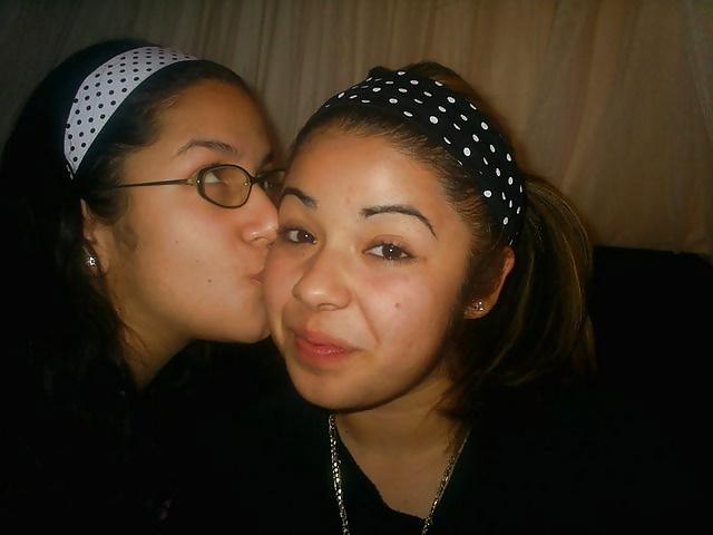25P Girls Kissing Girls 4