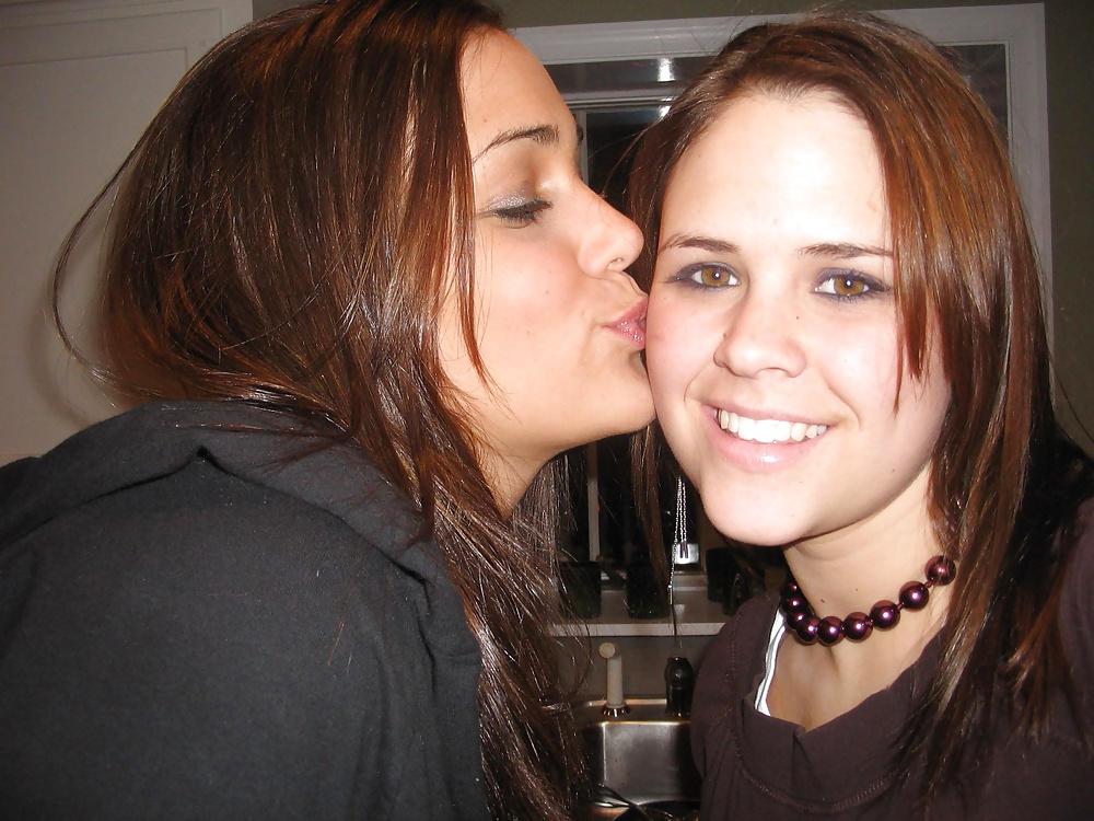 25P Girls Kissing Girls 4