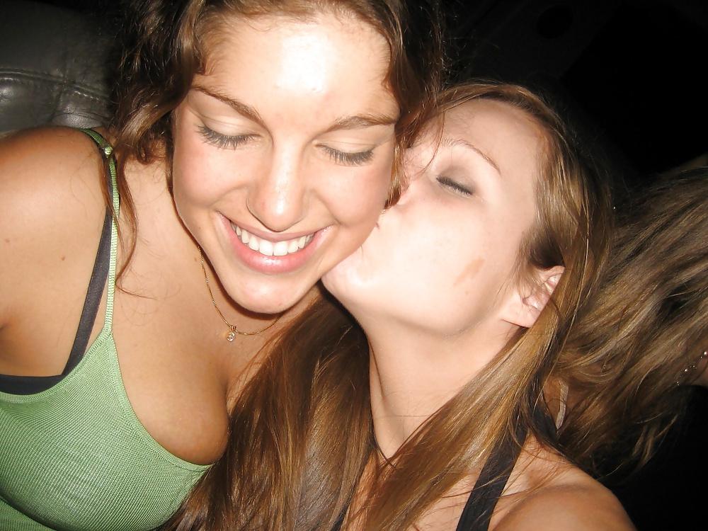 25P Girls Kissing Girls 4