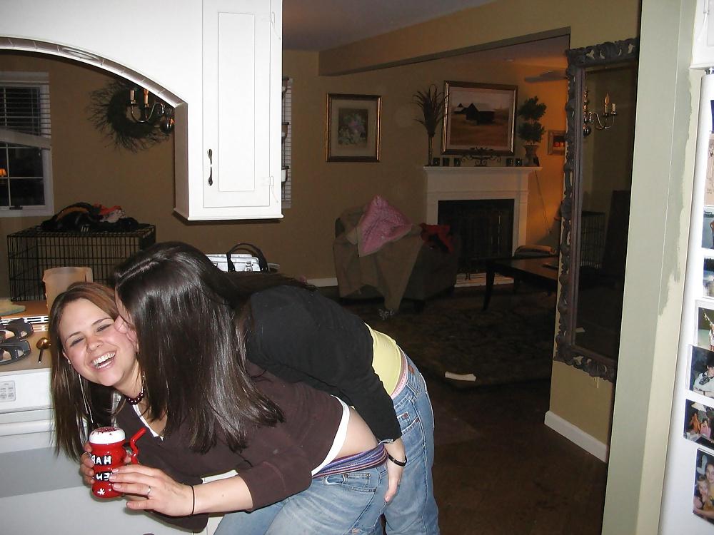 25P Girls Kissing Girls 4