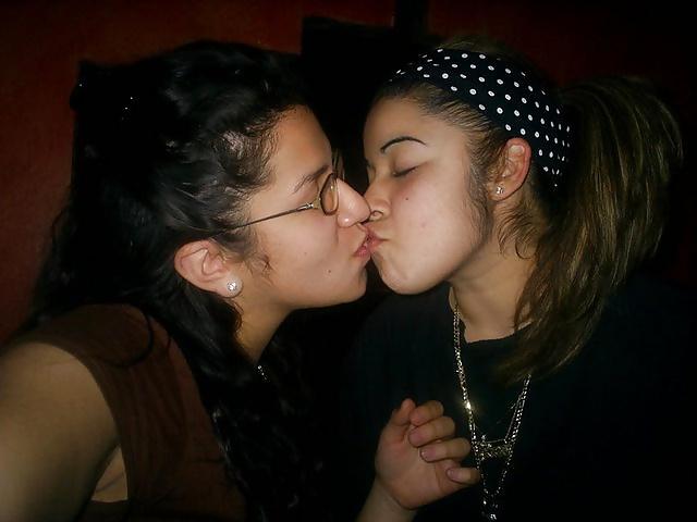 25P Girls Kissing Girls 4