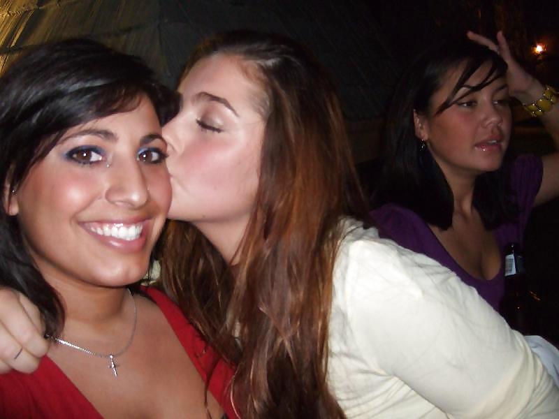 25P Girls Kissing Girls 4