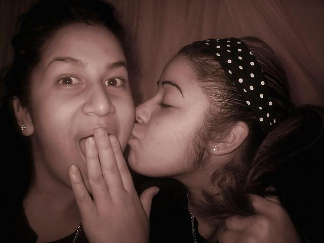 25P Girls Kissing Girls 4