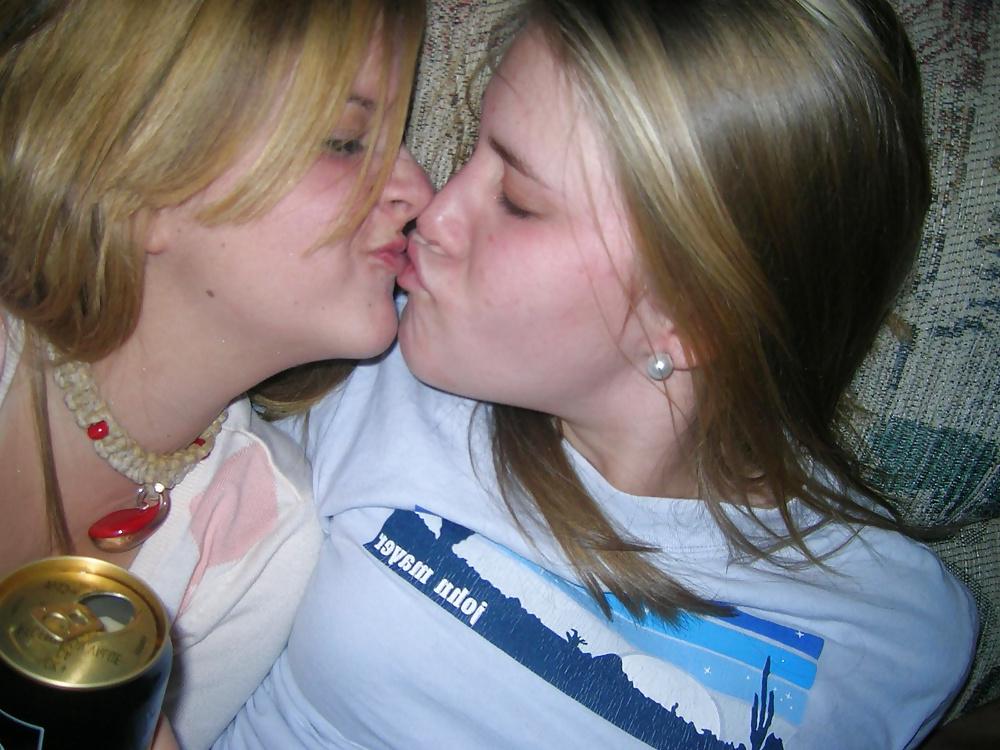 25P Girls Kissing Girls 4