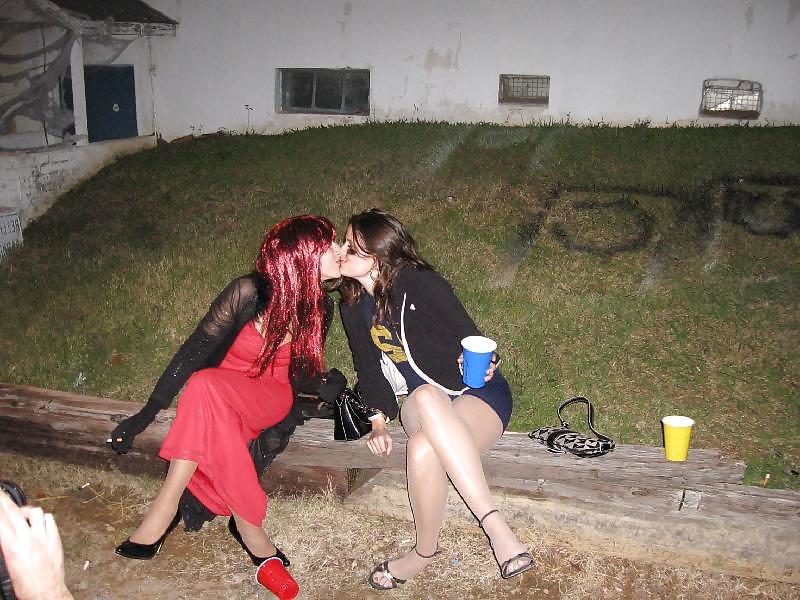 25P Girls Kissing Girls 4