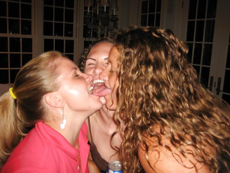 25P Girls Kissing Girls 4