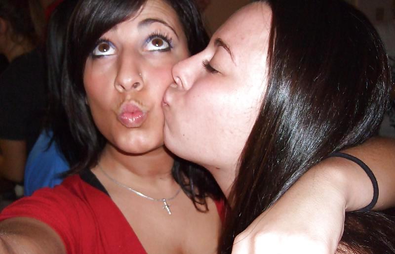 25P Girls Kissing Girls 4