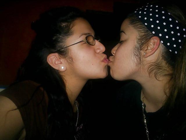 25P Girls Kissing Girls 4