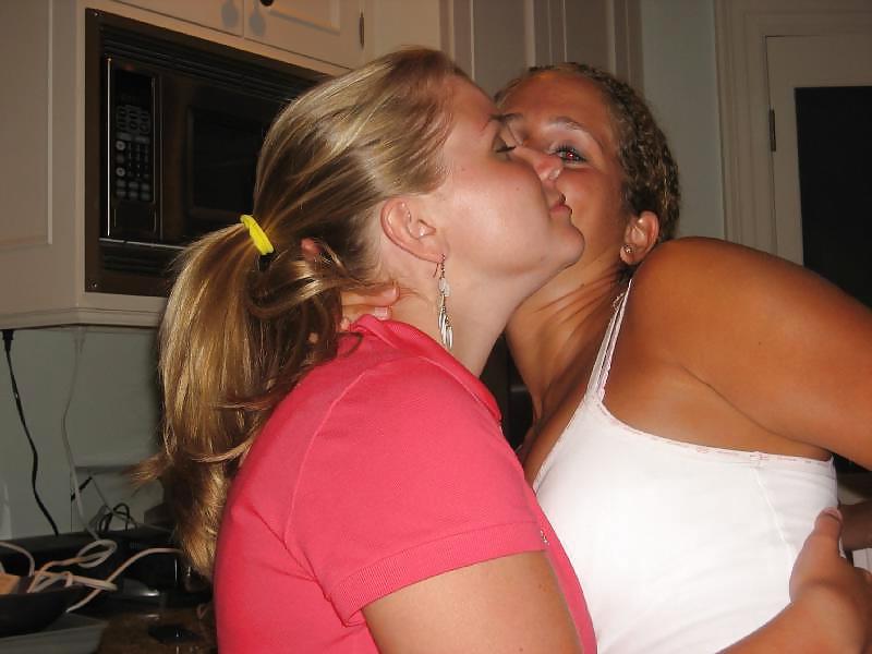 25P Girls Kissing Girls 4