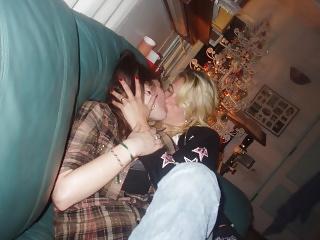 25P Girls Kissing Girls 3