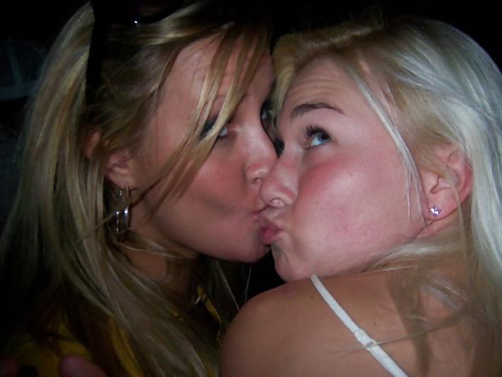 25P Girls Kissing Girls 3