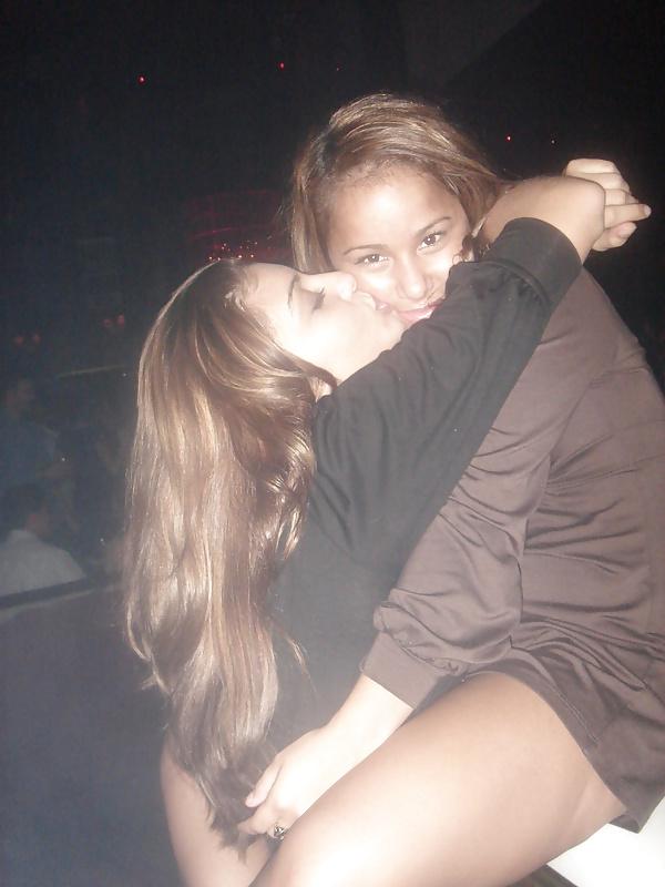 25P Girls Kissing Girls 3