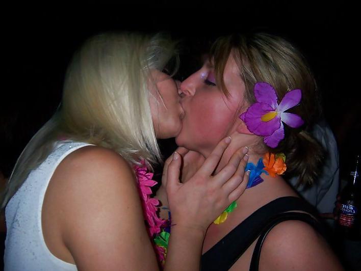 25P Girls Kissing Girls 3