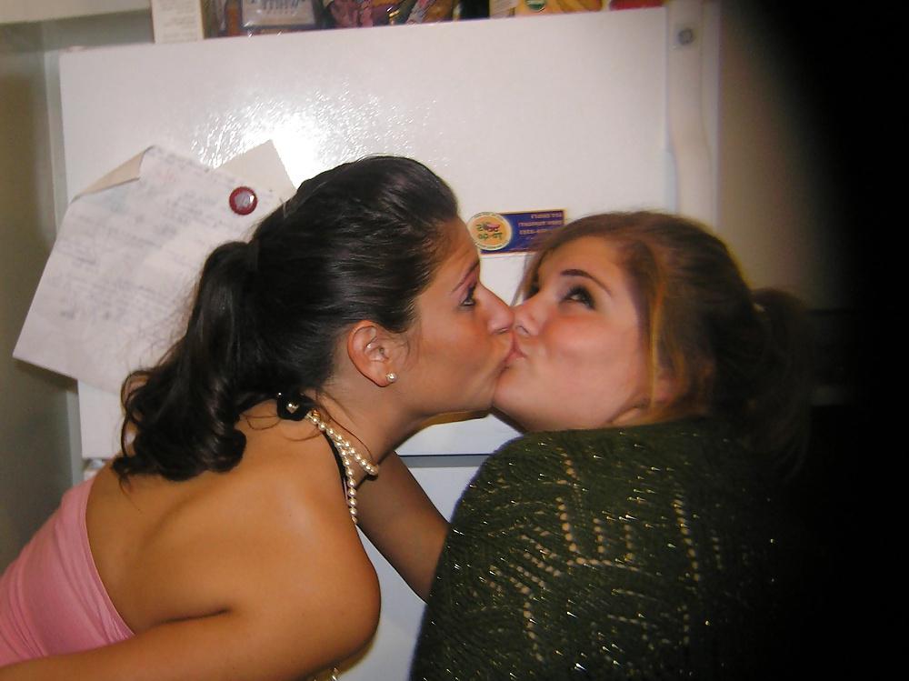 25P Girls Kissing Girls 3