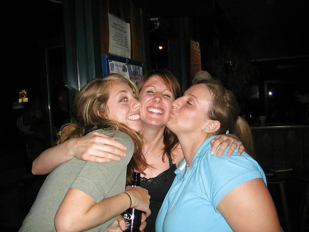 25P Girls Kissing Girls 2