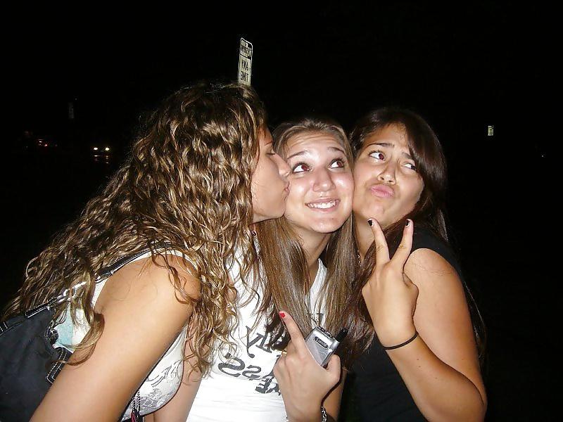 25P Girls Kissing Girls 2