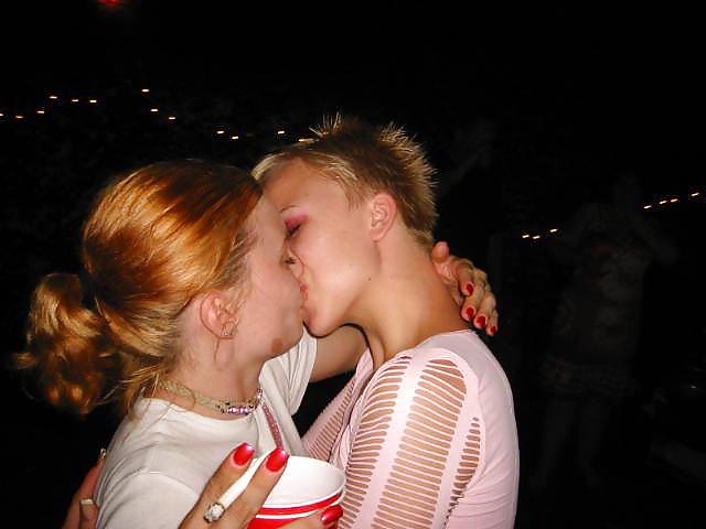 25P Girls Kissing Girls 2