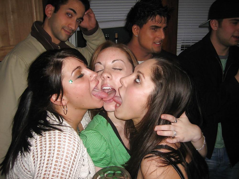 25P Girls Kissing Girls 2