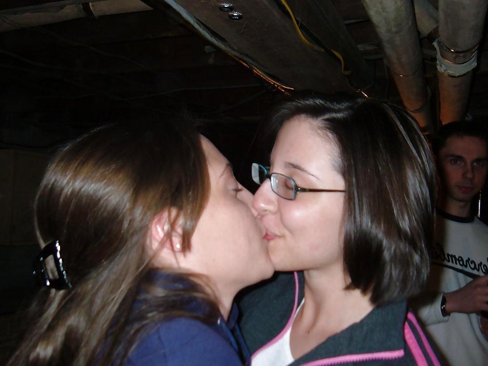 25P Girls Kissing Girls 2