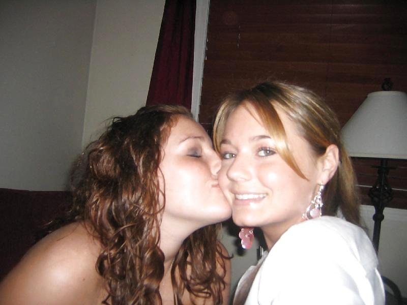 25P Girls Kissing Girls 2