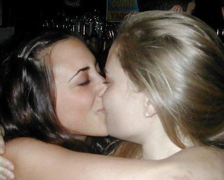 25P Girls Kissing Girls 2