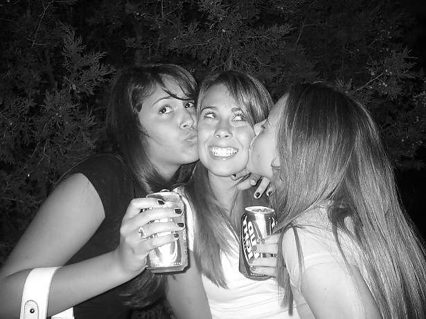25P Girls Kissing Girls 2